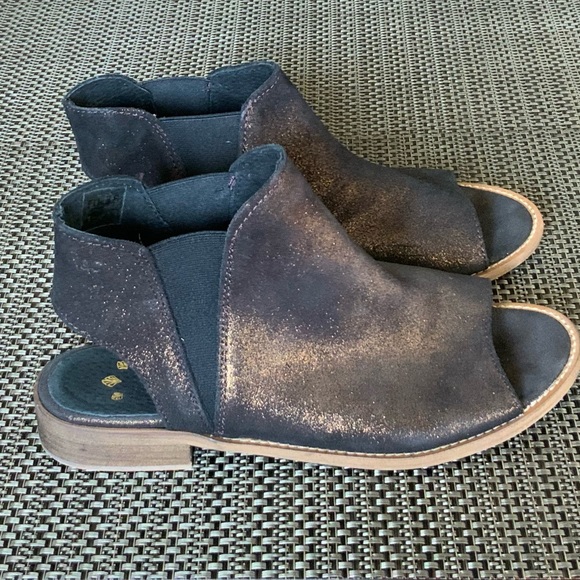 Musse & Cloud Bronze Leather Ciara
Sandal - Picture 6 of 14